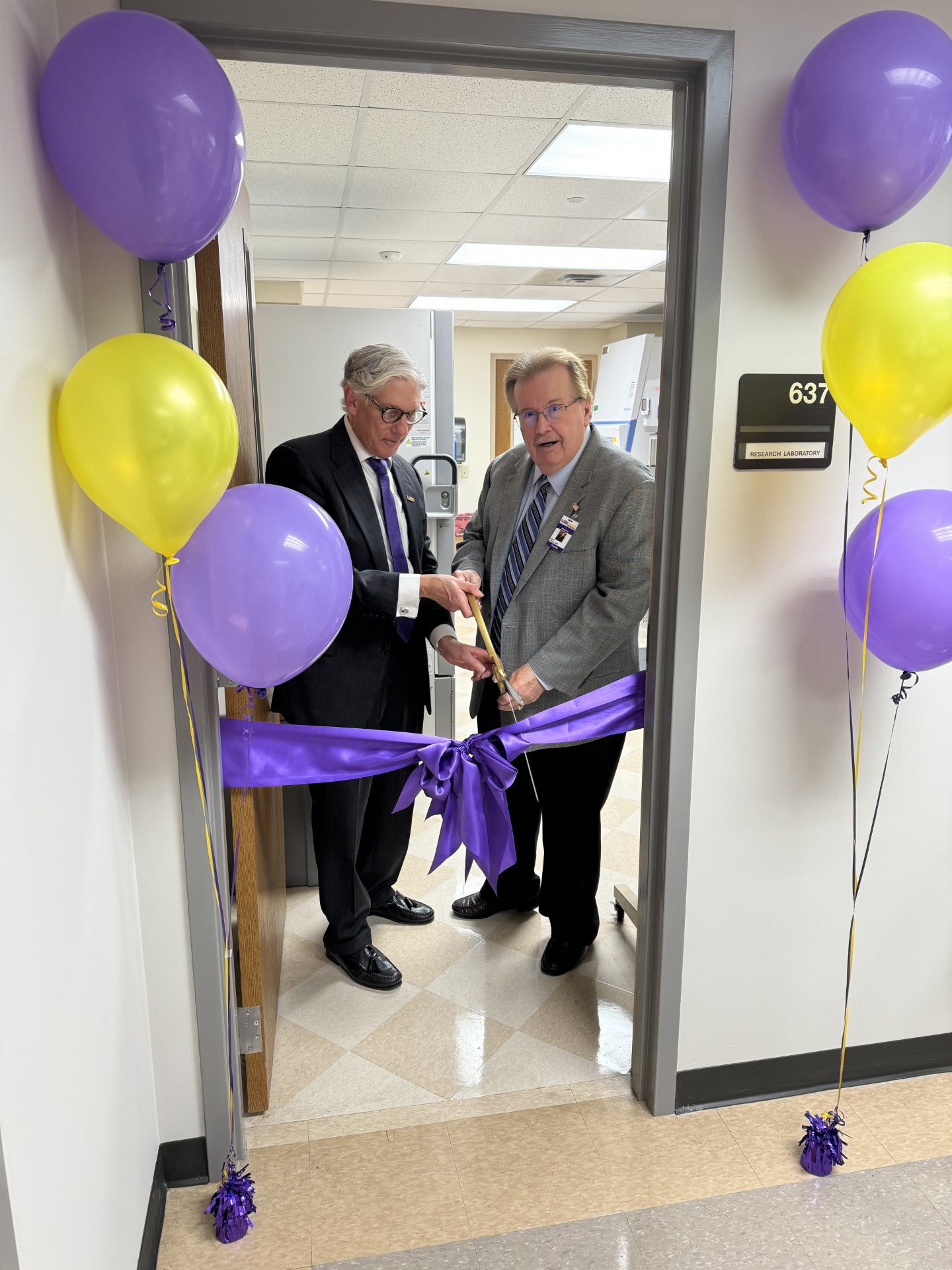 Drs. DiCarlo and Nelson cut ribbon